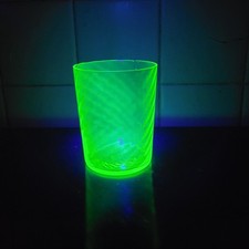 Petit verre ancien en ouraline