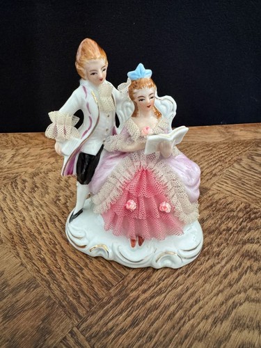 Figurine porcelaine un - en, porcelaine/un