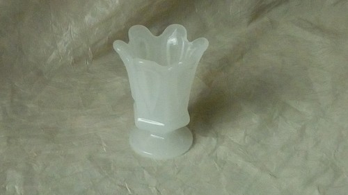 Ancien coquetier opaline - en,