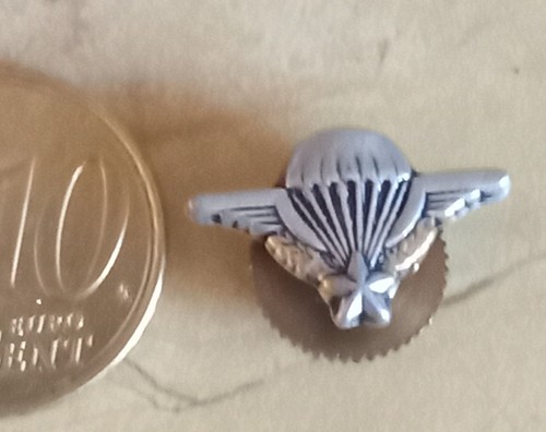 Insigne boutonnière vis - à,
