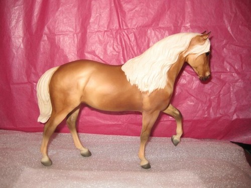 Breyer escondido 703020 - breyer, "escondido"
