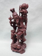 Ancienne statue chinoise en bois dur - Enfant tendant un fruit à un vieillard