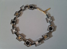 Collier "coeur de lion" plexiglass transparent. Coloris noir, argent, gris