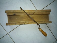 Boîte à onglet artisanal bois  avec sa  scie - long 45 cm - large 14 cm Vintage