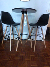TABLE DE BAR AVEC DEUX CHAISES