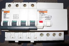 DISJONCTEUR DIFFERENTIEL 4P. TETRAPOLAIRE 32A 300mA COURBE C MERLIN GERIN PC10KA