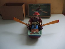 RAMEUR EN BATEAU JOUET