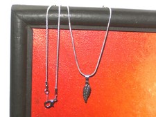 Femme Chaîne Collier Bijoux Pendentif plume Fantaisie en métal couleur argentée 