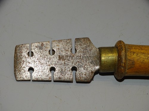 Ancien outil à avoyer - -,