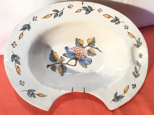 Plat barbe faïence à - en,