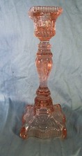 Beau bougeoir en verre pressé moulé rose ( Portieux?)  hauteur 25 cm,