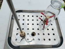 rince verre avec robinet pour remplir un verre