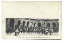 MILITAIRE - LE DRAPEAUX DES TROUPES US DEPOSE AUX INVALIDES - JUIN 1917