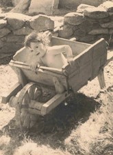 ANCIENNE PHOTOGRAPHIE 1953 FILLETTE DANS UNE BROUETTE EN BOIS