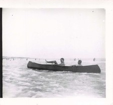 ANCIENNE PHOTOGRAPHIE CANOE A LA MER VACANCES A LA PLAGE