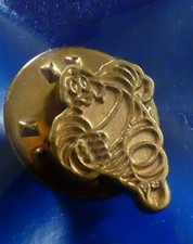 BEAU PETIT PIN'S BIBENDUM MICHELIN DORE 1.30 CM DE HAUT POCHETTE MXT