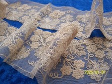 Dentelle ancienne en tulle brodé au fil de soie. Beige. 1 mètre. Réf n°311