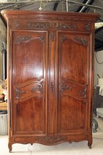 Grande Armoire régionale en noyer Louis XV époque XIXème / XVIIIème