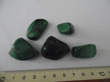 17 pierres roulées de malachite du Congo