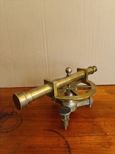 NIVEAU ANCIEN EN LAITON SUR 3 PIEDS