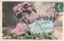CP FEMME ELEGANTE SOURIANTE CHAPEAU FROUFROU PRESENTE PANNEAU BONNE ANNEE - 661