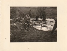 Photo soldats allemands WW2 traverse un pont artisanal - 4548