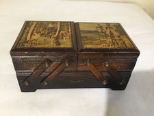 Petite travailleuse en bois signee Arcachon