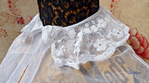 Ancien plastron tulle - en, orné