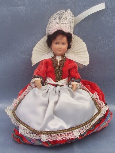 Poupée régionale folklorique - poupée,