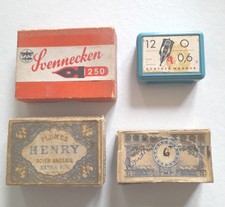 Quatre boîtes de plumes