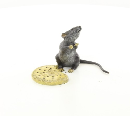 Sculpture souris avec biscuit