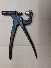 Ancien outil Pince à œillet