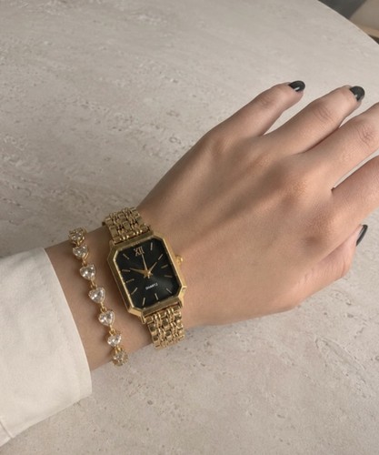 Jolie montre dorée - , femme