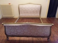 lit en bois de roses avec tapisserie de fleurs et clouté sur les contours