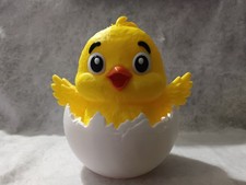 POUSSIN  DANS SA COQUILLE
