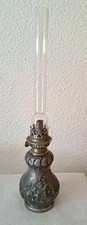 LAMPE A PETROLE A MECHE SOCLE ETAIN MOTIF FLEURI + VERRE DE LAMPE GRAVE 8'''