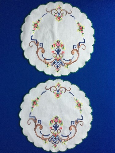 Deux anciens napperons ronds - ,