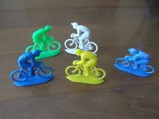 CYCLISME 1 LOT DE 5  COUREURS CYCLISTES EN PLASTIQUE
