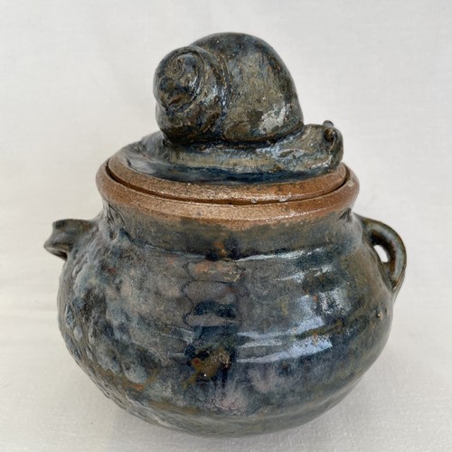 Ancien pot couvert - , atelier