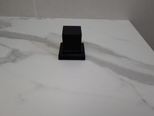 socle peint en noir brillant
