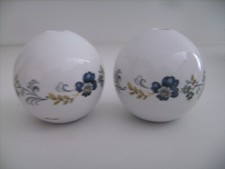Lot de 2 boules en porcelaine de Limoges à décor floral diamètre 6,5 cm