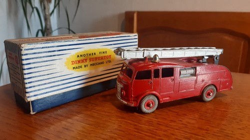 Dinky toys camion pompier - toys.,