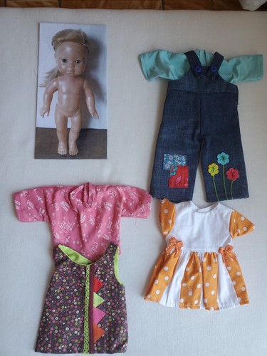Lot vêtements pour poupée