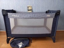 lit parapluie et sur-matelas confort, très bon état. Quatre photos.Paris & 94.