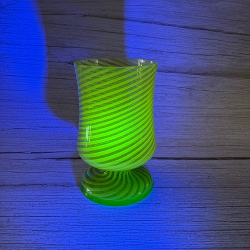 Vase ouraline verre uranium
