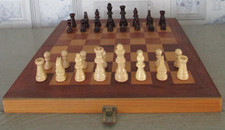 Ancienne valisette en bois Jeu d'échecs 41,6 x 21 cm pliée Pions en bois