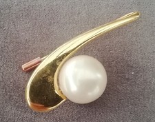 BROCHE VINTAGE EN METAL DORÉ grosse perle Fidji GUY LAROCHE bijou parfumeur 