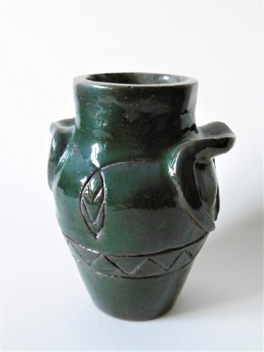 Vase oreilles et decors - a, "oreilles"