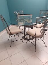 table ronde en fer forgé et plateau en verre