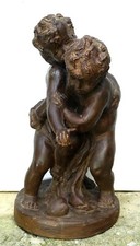 Groupe en terre cuite enfants jouant signé Falconet sur la terrasse